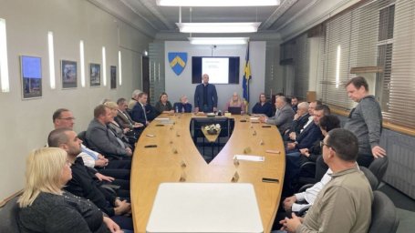 Руководство Силламяэ снова подняло себе зарплаты: мы получаем меньше всех в регионе!