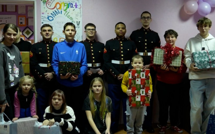 Американские морские пехотинцы передали подарки детям из детского центра Силламяэ