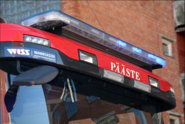 Спасатели эвакуировали отказавшихся покидать горящую квартиру людей