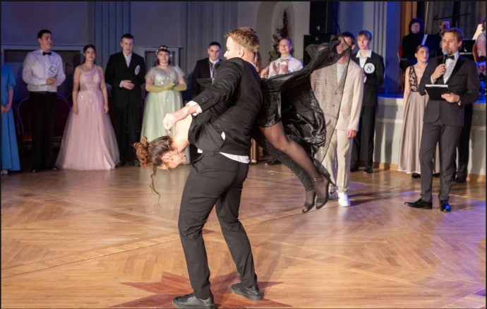 Учащиеся Силламяэской гимназии своим балом чтят традиции бальных танцев