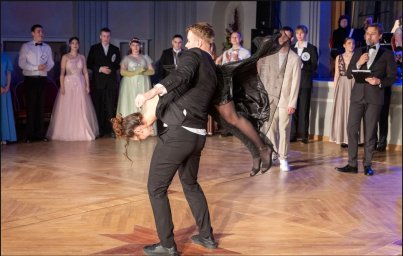 Учащиеся Силламяэской гимназии своим балом чтят традиции бальных танцев Учащиеся Силламяэской гимназии своим балом чтят традиции бальных танцев